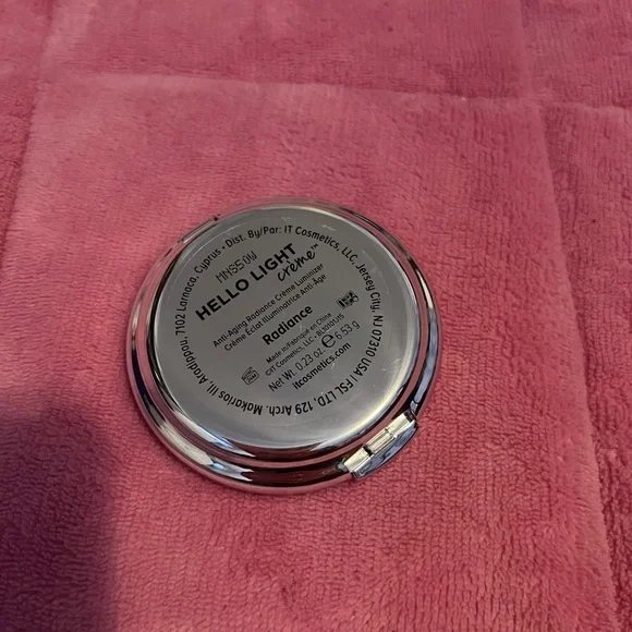 It Cosmetics Hello Light Cream Highlighter in Radiance - Picture 2 of 2